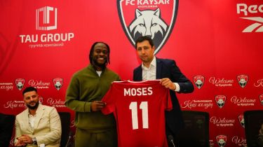 Англия чемпионы Виктор Мозес ресми түрде «Қайсар» ойыншысы атанды