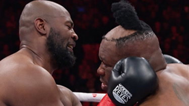 Танымал боксшы Нью-Йорктегі жекпе-жекке парик киіп шыққан