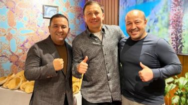 Өзбекстан боксының өкілі Головкиннен алған сыйлығын көрсетіп мақтанды