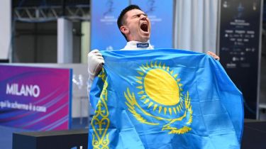 Ескі гимнді қосып жіберген: қазақстандық семсерлесушілер әнұранды жанды дауыста айтты