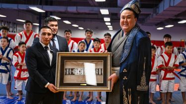 Белгілі сумошы Ерсін Балтағұлға қазақ балуандары құрмет көрсетті