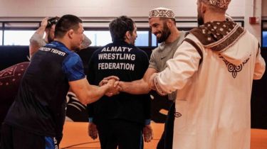 Қазақ балуандары америкалық Олимпиада чемпионына шапан кигізді