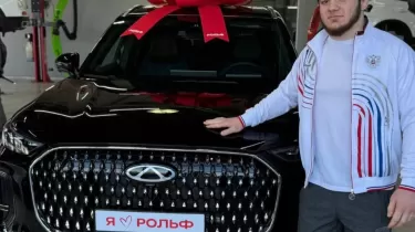 Умар Кремлев 7 секундта сенсация жасаған балуанға көлік сыйлады