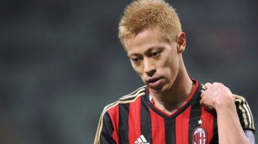 Иранды қолдаған жапониялық футболшы АҚШ-та жарнамалық келісімшартынан айырылды