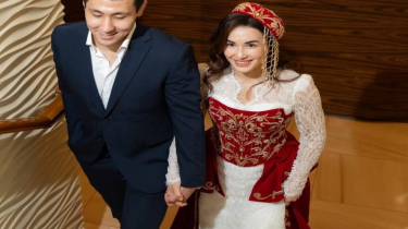 «Бес жасқа кіші». Абиба Әбужақынованың кімге тұрмысқа шыққаны белгілі болды