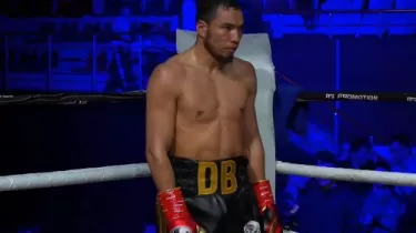 Дулат Бекбауов Таразда өзбек бокшсысын техникалық нокаутпен жеңді