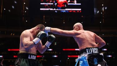 Тайсон Фьюри рингке оралып, ресейлік боксшыны жеңді