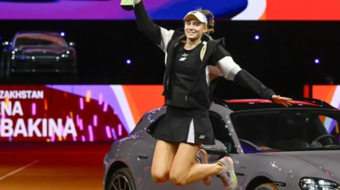 Елена Рыбакина Porsche айдау үшін көптен күткен жүргізуші куәлігін алды