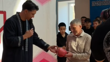 Сабуров қазақстандық бапкерге Усиктің сыйлығын табыстады