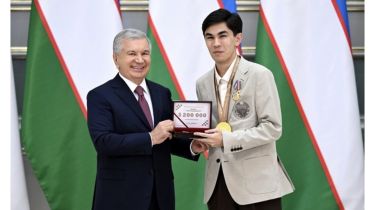 200 мың доллар, көлік және коттедж: Өзбекстан президенті шахматшыларға сый таратты
