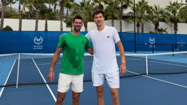 Бейбіт Жұқаев аңыз теннисші Новак Джоковичпен бірге жаттығып жүр