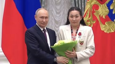 «Менің туған жерім - Ресей»: Путинның қолынан марапат алған қазақ қызы елге қайтпайтынын айтты