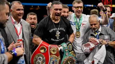 Александр Усик чемпиондық белбеулерінен бас тартты